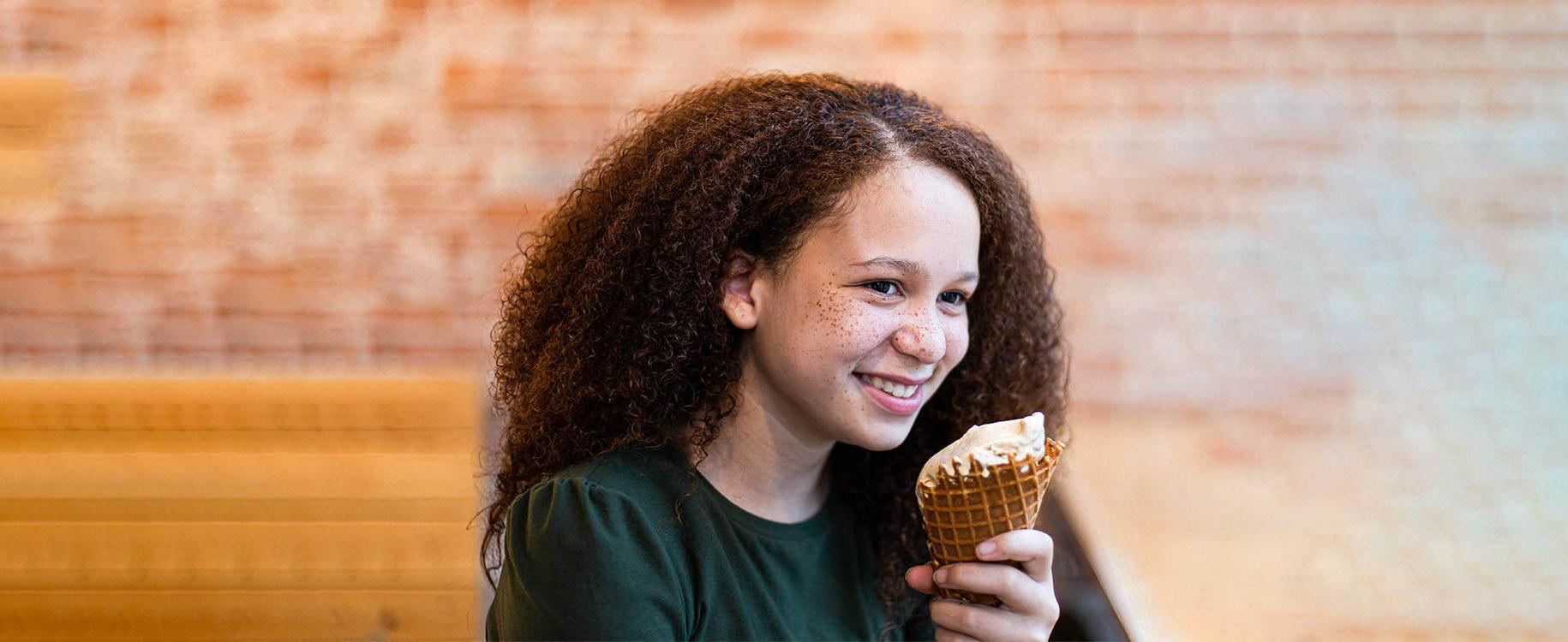 小女孩在商店里吃冰淇淋.